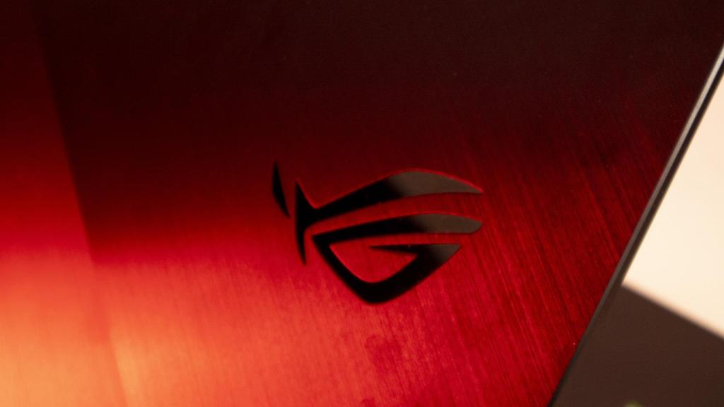 Logo de ASUS en el portátil.