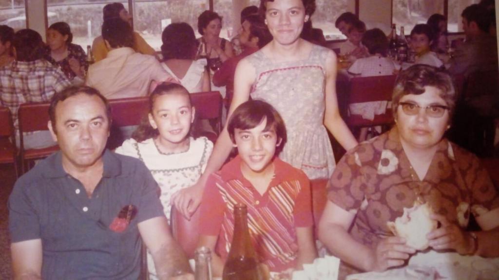 Toñi y María (c) junto a sus padres, Pepe y Antonia, y su hermano José, cuando residían en la localidad catalana de Gavá.
