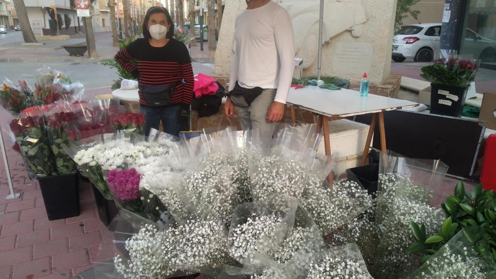 Los vendedores de flores han sufrido una caída de ventas de flores en Campos del Río por el brote que obligará a cerrar el cementerio.