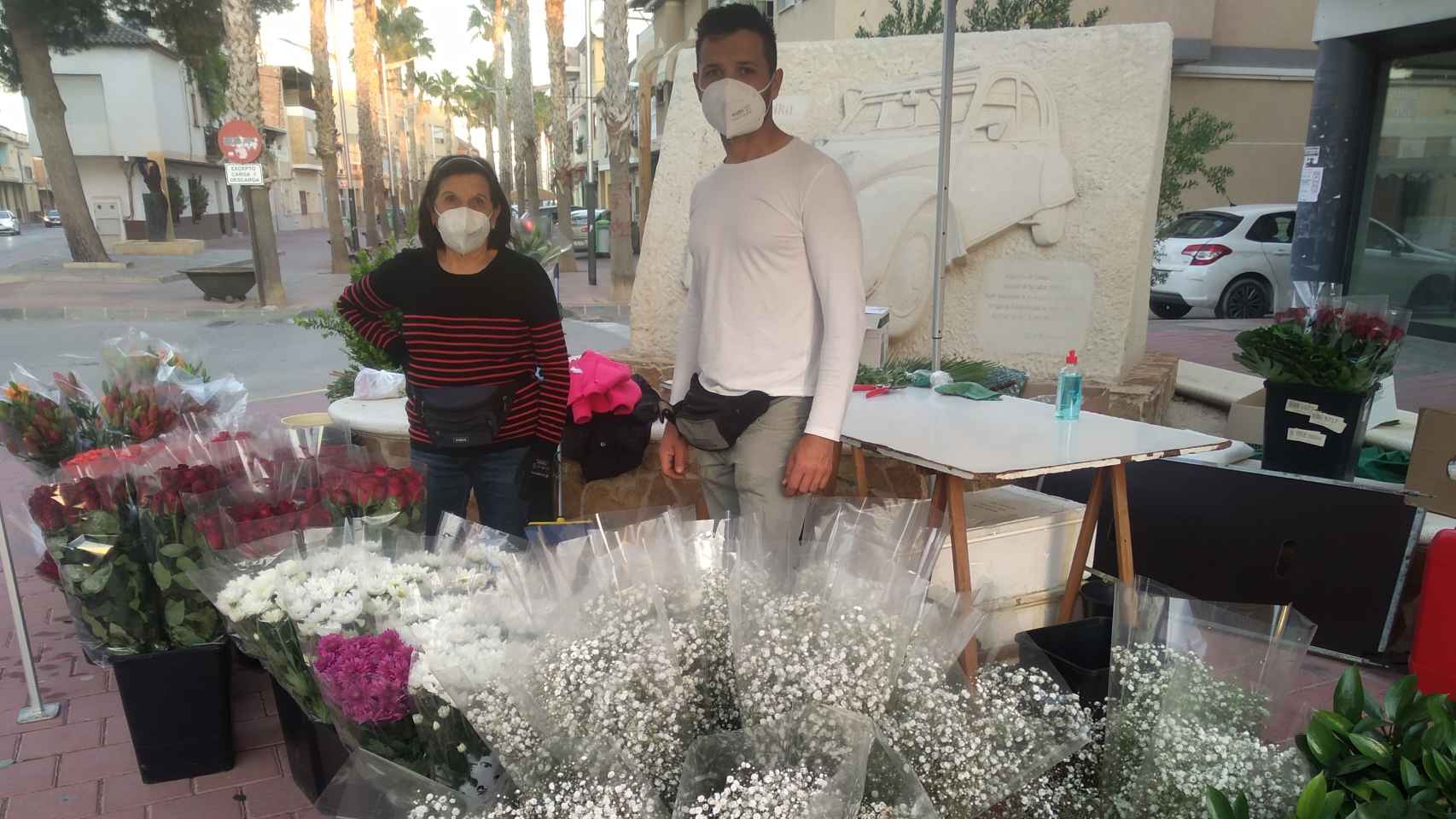 Los vendedores de flores han sufrido una caída de ventas de flores en Campos del Río por el brote que obligará a cerrar el cementerio.