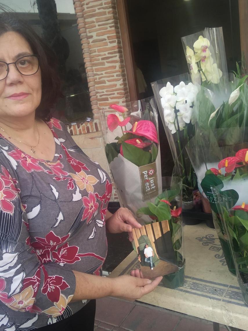María, sostiene un foto de su hermana Toñi, fallecida el pasado mes de mayo.