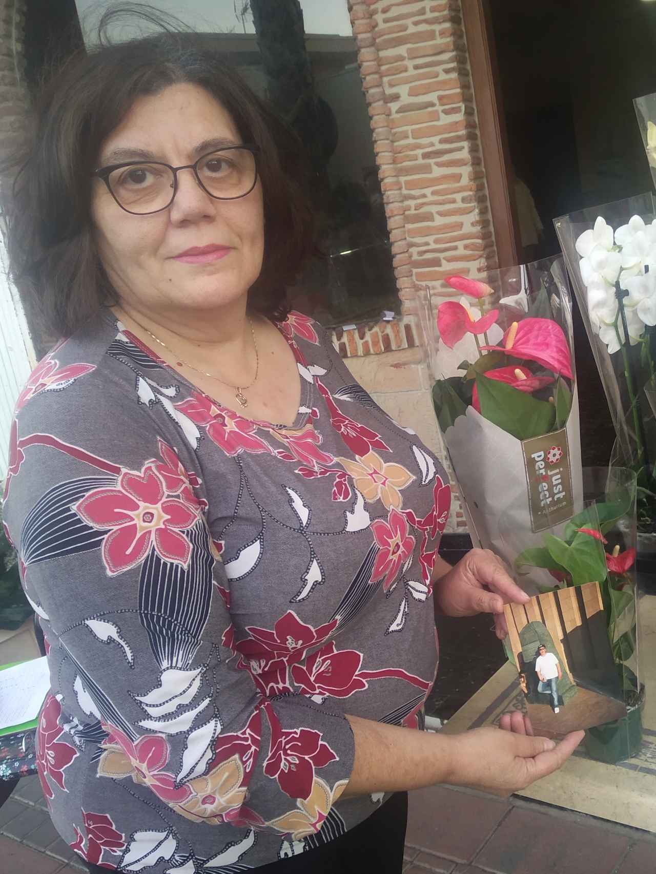 María, sostiene un foto de su hermana Toñi, fallecida el pasado mes de mayo.