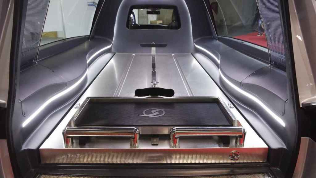 Interior de un coche fúnebre.