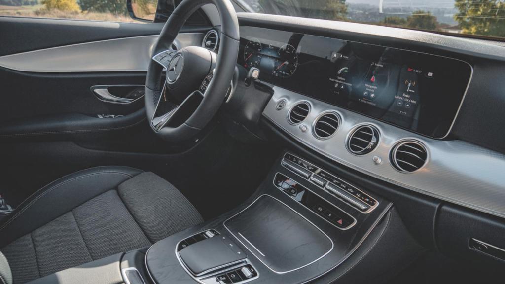 El habitáculo delantero no difiere de un coche convencional.