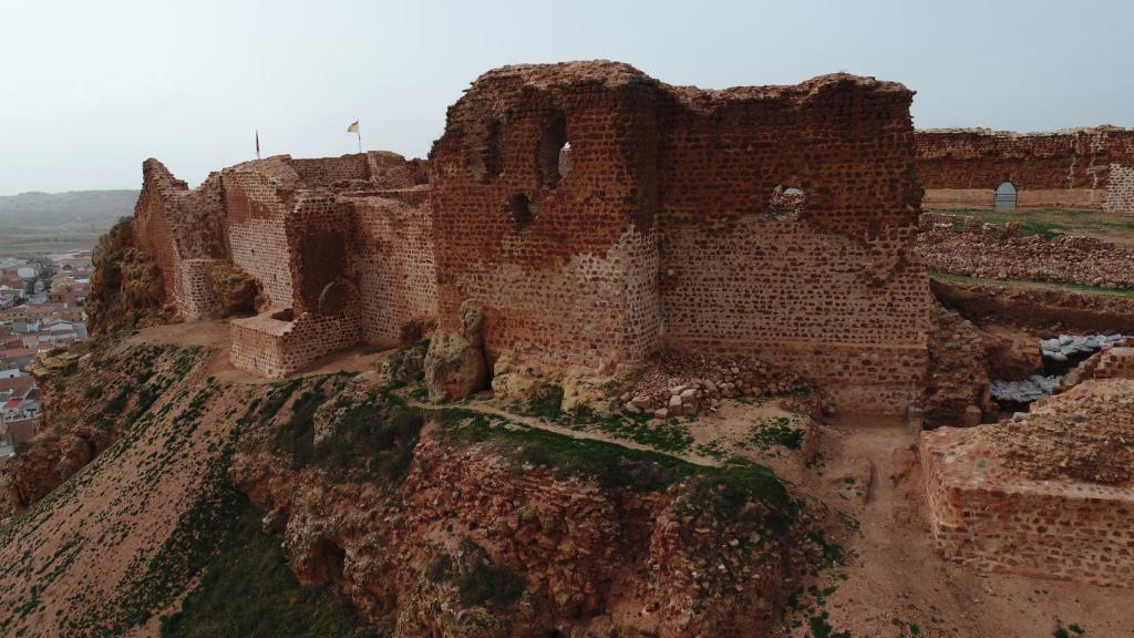 Aspecto de una de las murallas del castillo de La Estrella de Montiel.