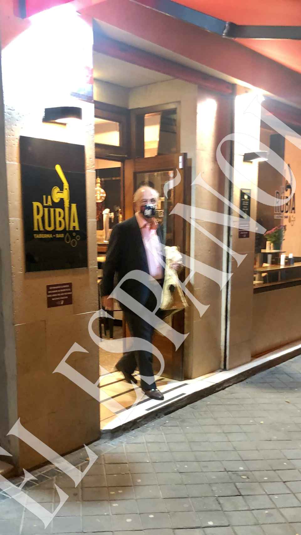 Rodrigo Rato saliendo de la taberna La Rubia en el barrio de Chamberí.