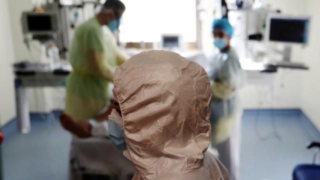 Un paciente de coronavirus en la UCI del hospital Ramón y Cajal de Madrid. REUTERS/Sergio Perez