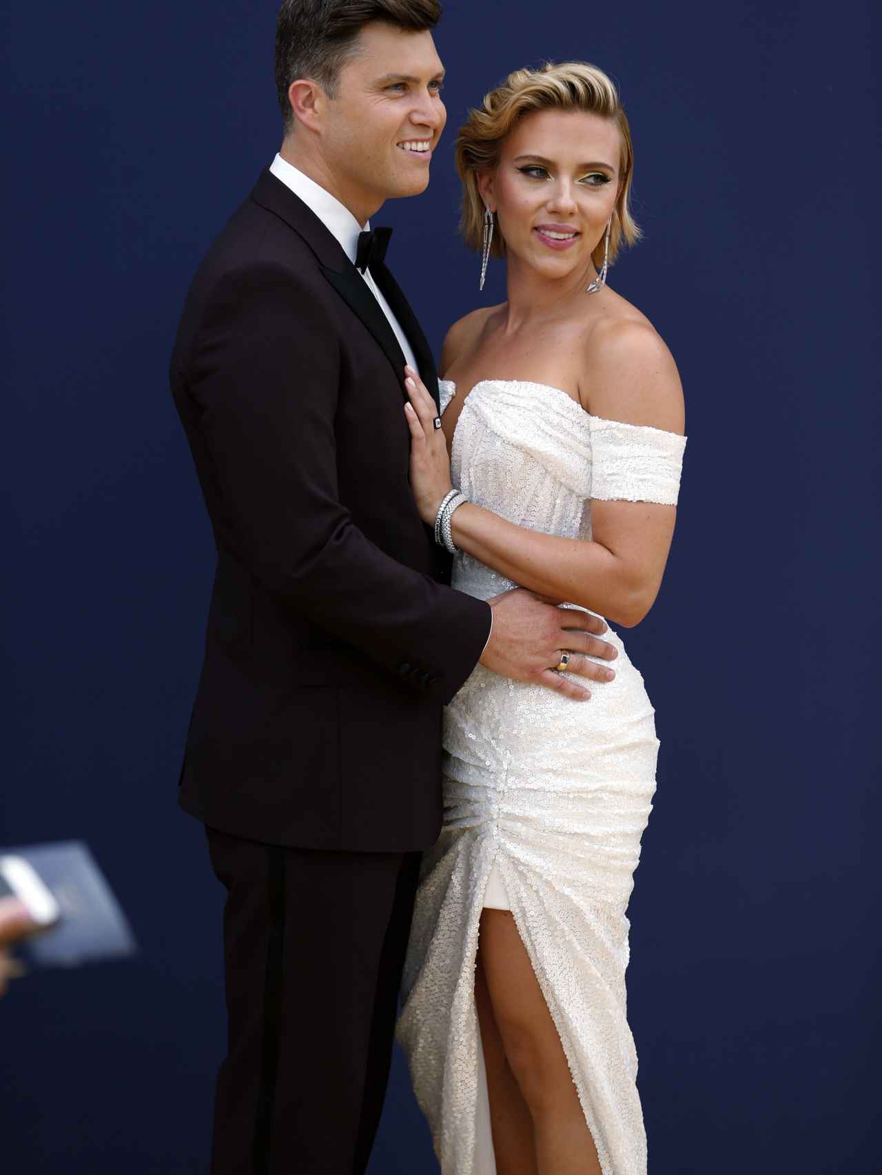 Colin Jost y Scarlett Johansson, en los premios Emmy 2017.