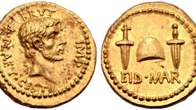 Moneda subastada que representa el asesinato de Julio César por parte de Bruto.