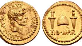 Moneda subastada que representa el asesinato de Julio César por parte de Bruto.