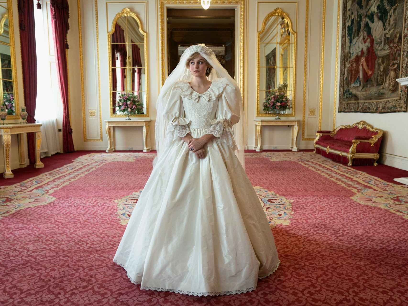 La actriz Emma Corrin caracterizada de Diana de Gales en su boda en 'The Crown'.