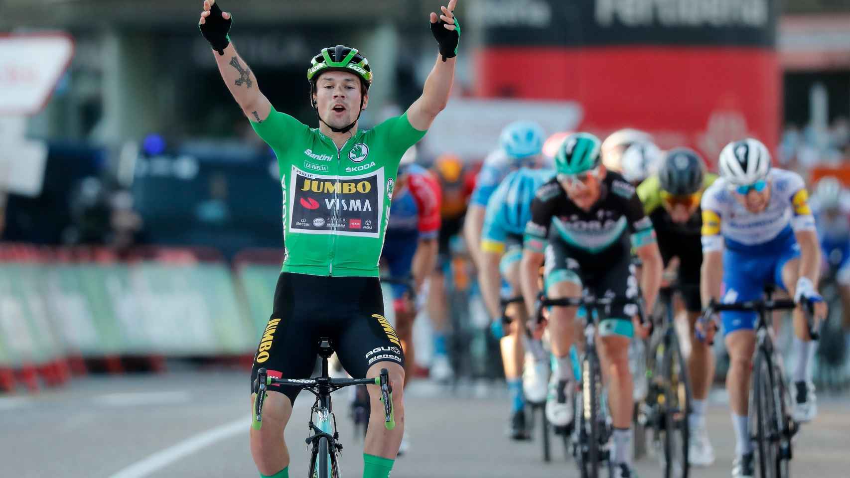 Roglic celebra su triunfo en Suances en La Vuelta 2020