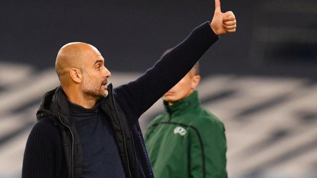 Pep Guardiola dando instrucciones durante un partido