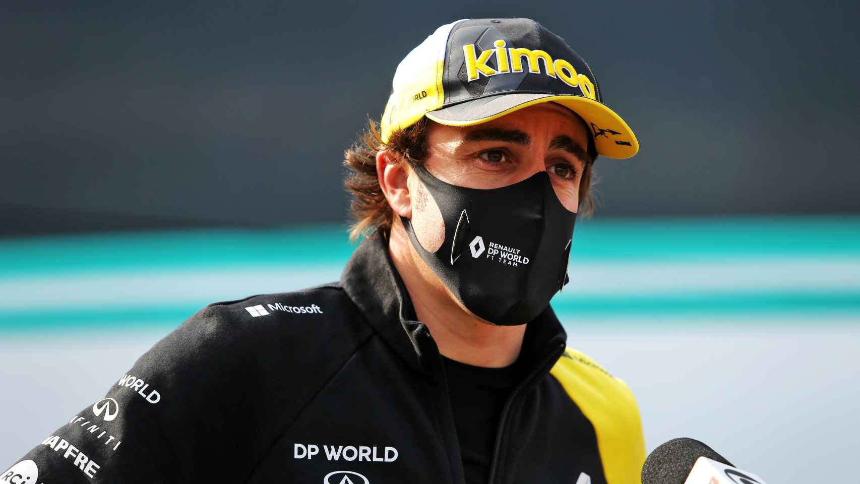 Fernando Alonso atiende a los medios de comunicación en Imola