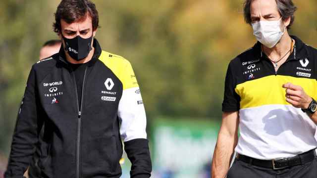 Fernando Alonso reconoce el circuito de Imola junto al ingeniero jefe de Renault, Ciaron Pilbeam
