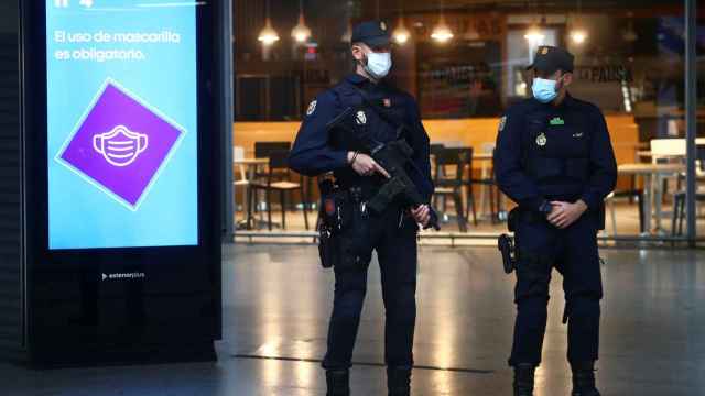 Agentes vigilando el cumplimiento de las restricciones antiCovid en Madrid.