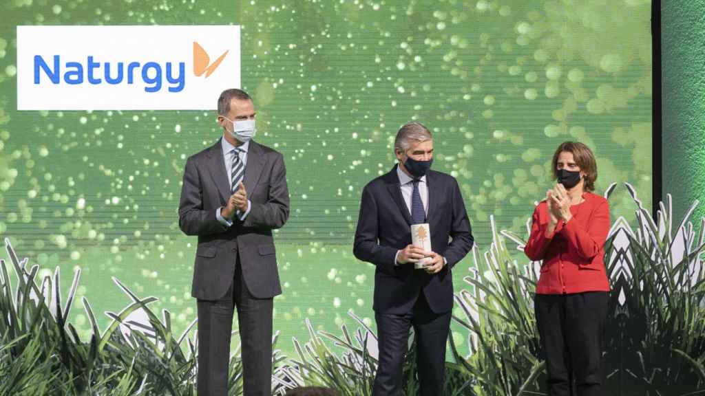 Francisco Reynés, presidente de Naturgy, recogiendo el galardón junto a Su Majestad el Rey Felipe VI y la ministra para la Transición Ecológica, Teresa Ribera.