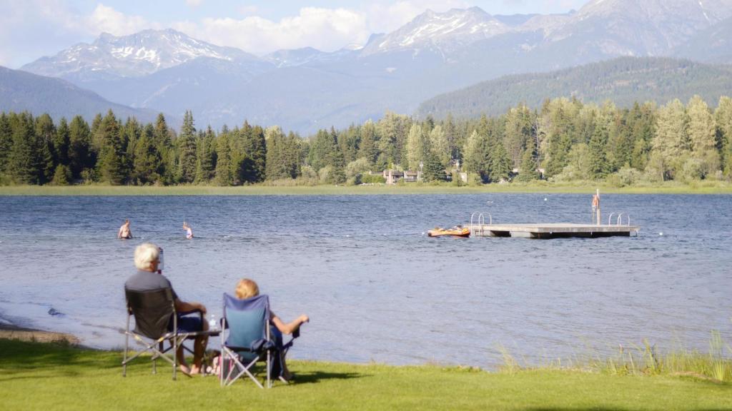 Dos pensionistas pasando el día en un lago.