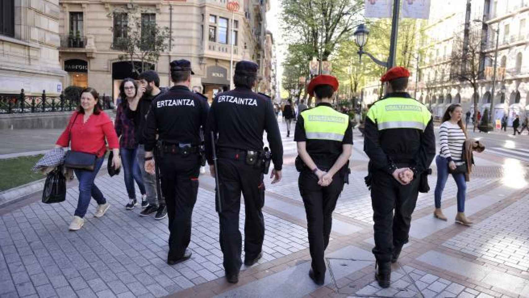 Agentes de la Ertzaintza y policías locales de Bilbao.