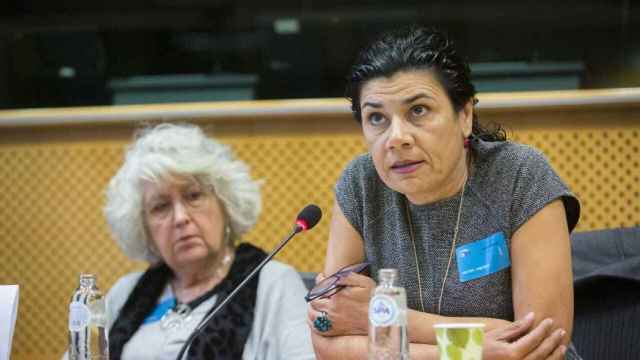 Ana Losada, presidenta de la Asamblea por una Escuela Bilingüe, interviene en el Parlamento Europeo.