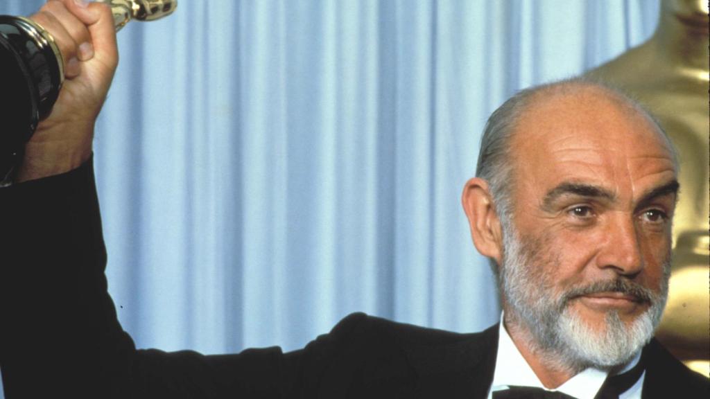 Sean Connery con su esperado Oscar.