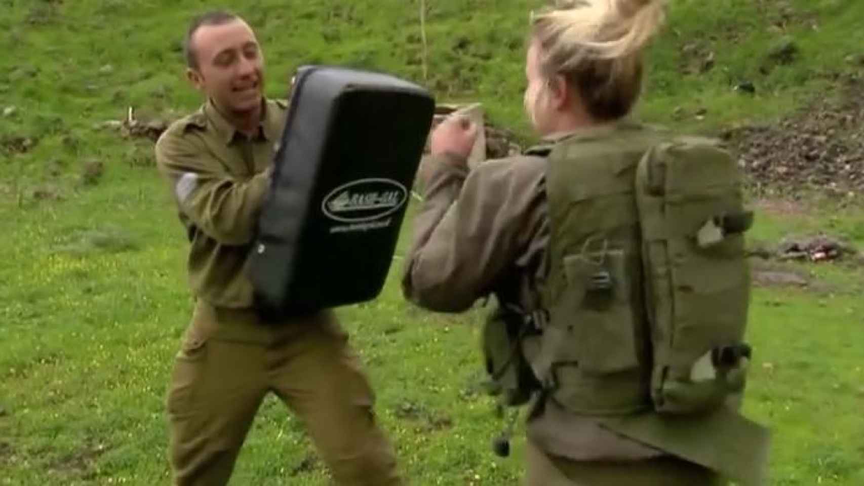 Una mujer soldado israelí durante un entrenamiento.