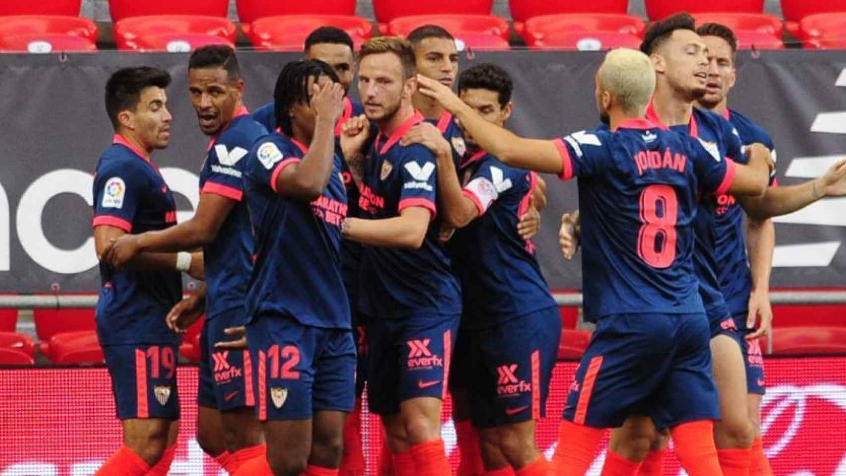 Piña de los jugadores del Sevilla para celebrar el gol de En-Nesyri en La Liga