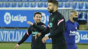Piqué y Messi calientan antes del Alavés - Barcelona de La Liga