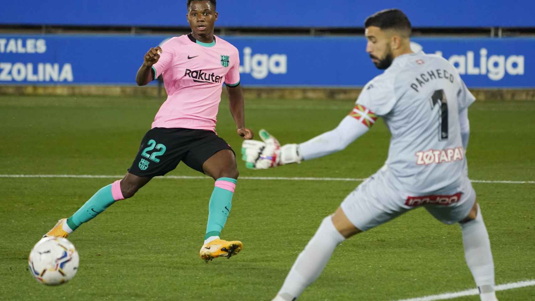 Ansu Fati falla ante Pacheco, en el Alavés - Barcelona de La Liga