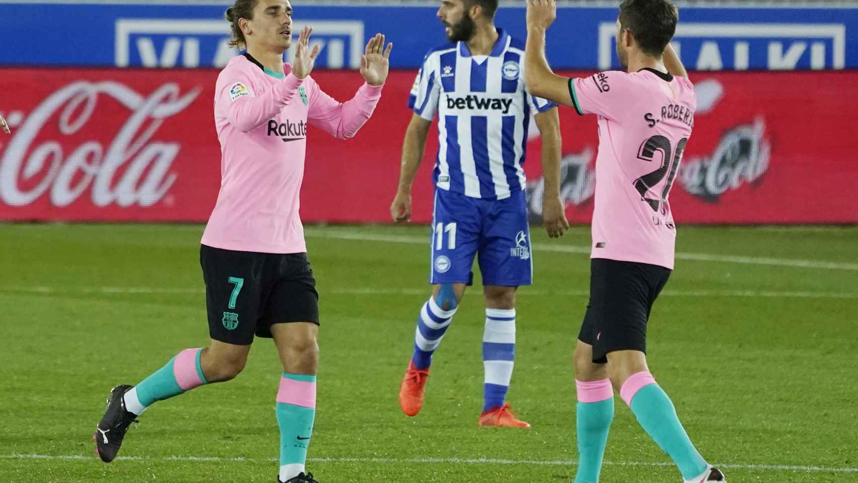 Griezmann celebra con Sergi Roberto el gol del Barça ante el Alavés