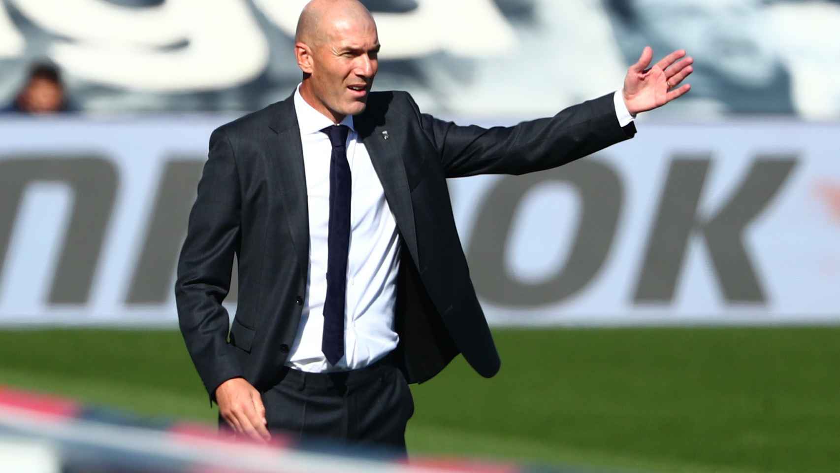 Zidane, durante el Real Madrid - Huesca de La Liga