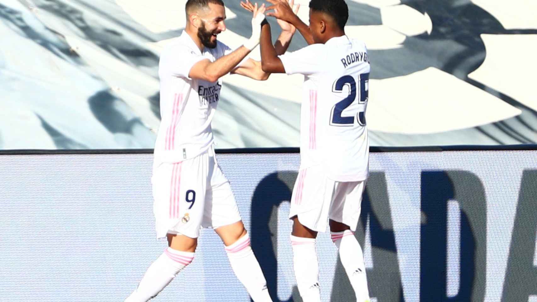 Benzema celebra con Rodrygo su segundo gol ante el Huesca