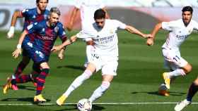 Fede Valverde dispara presionado por un jugador del Huesca