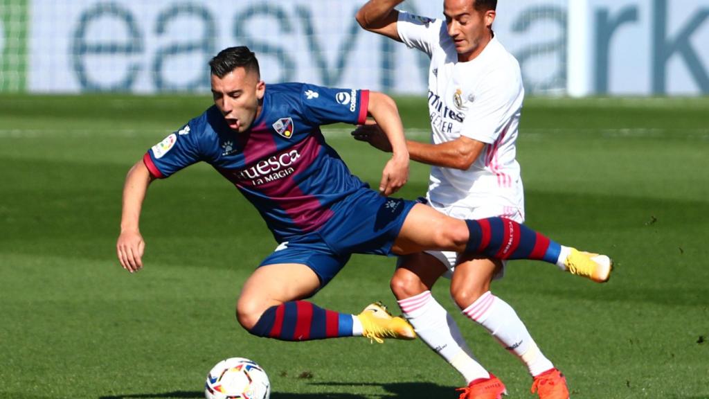 Lucas Vázquez pelea con Borja por un balón