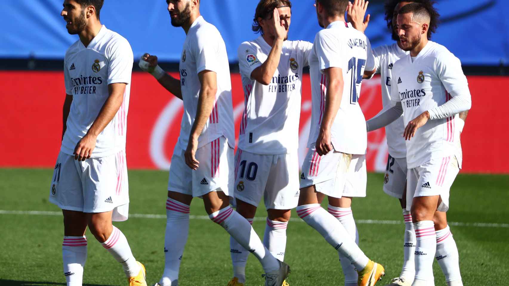 Los jugadores del Real Madrid celebran el segundo gol al Huesca
