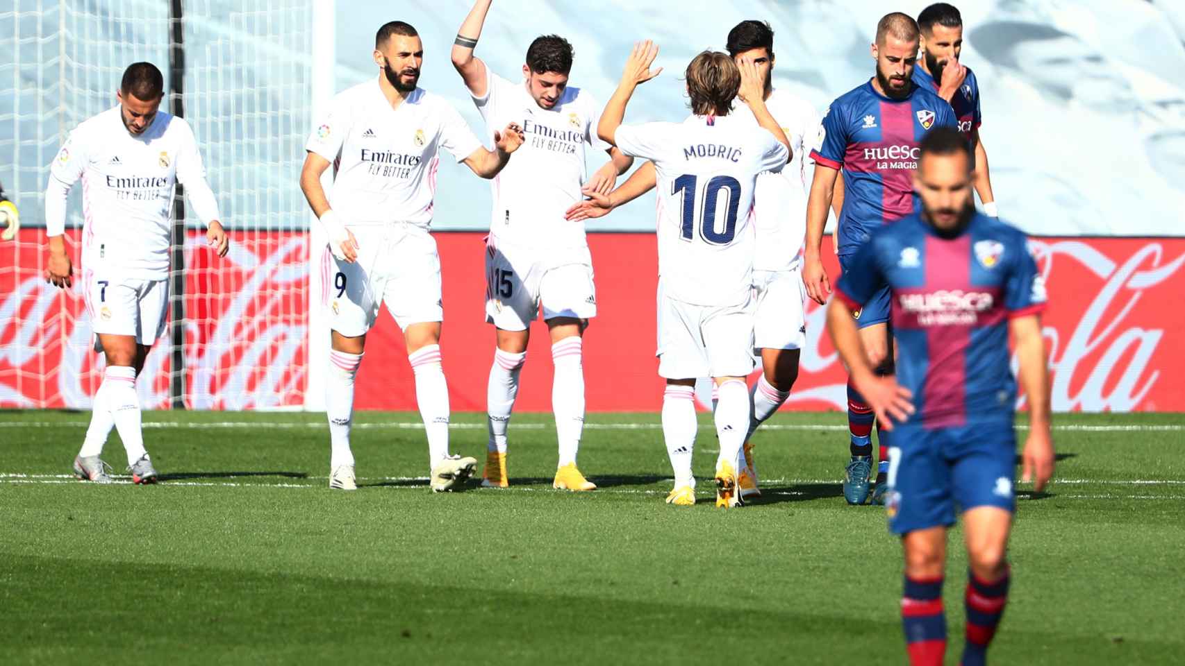 Fede Valverde celebra su gol al Huesca con sus compañeros del Real Madrid