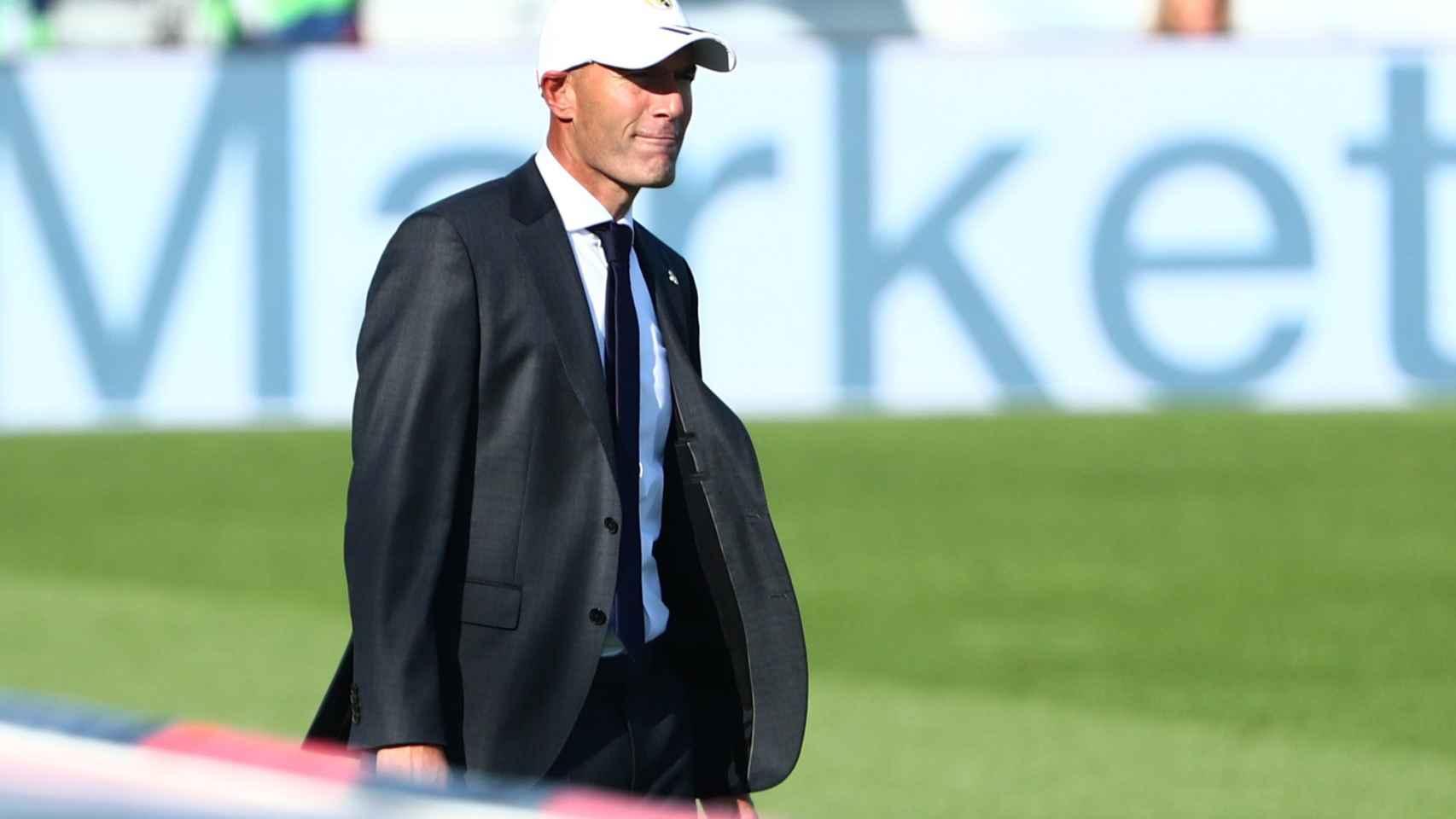 Zidane, utilizando una gorra para protegerse del sol