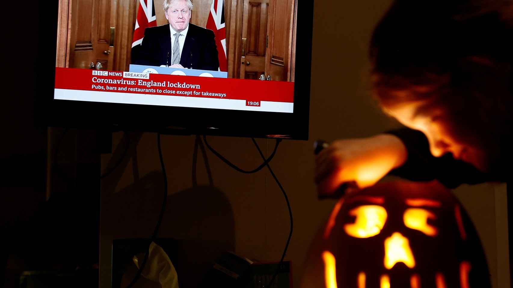 Un televisor retrasmientiendo la comparecencia de Boris Johnson.