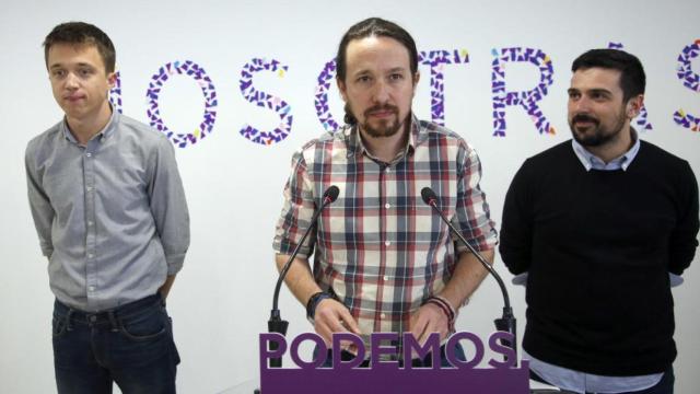 Íñigo Errejón, Pablo Iglesias y Ramón Espinar, frente a un cartel que reza nosotras.