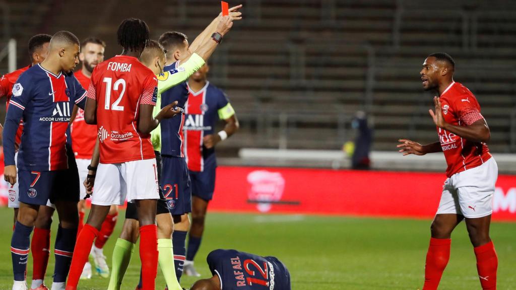 Clement Turpin expulsando a un jugador del Nimes en un partido ante el PSG