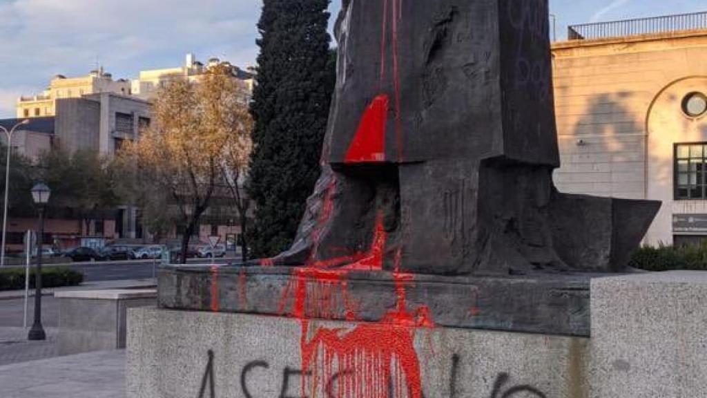 Ataques a las estatuas de Prieto y Largo Caballero en Madrid.