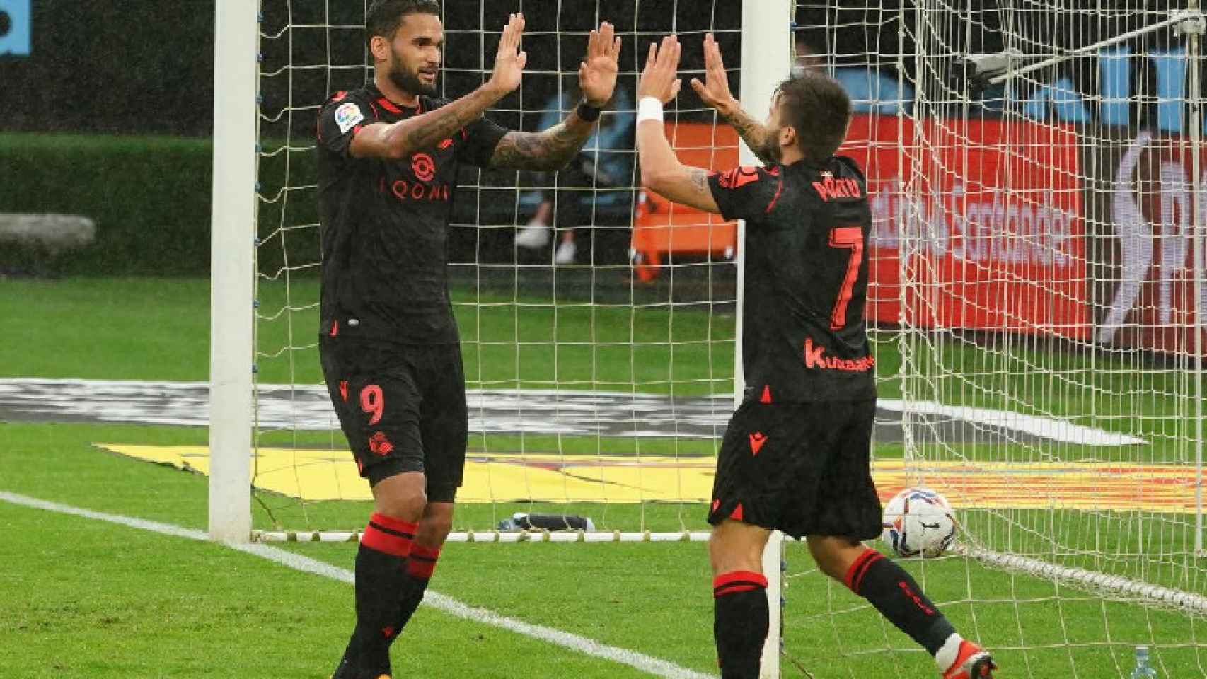 Willian José y Portu celebran un gol de la Real Sociedad