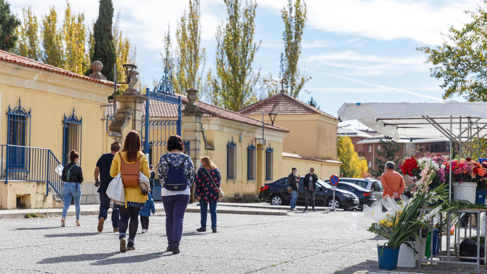 El día más triste de Todos los Santos: escasa afluencia a los camposantos de la Comunidad 1