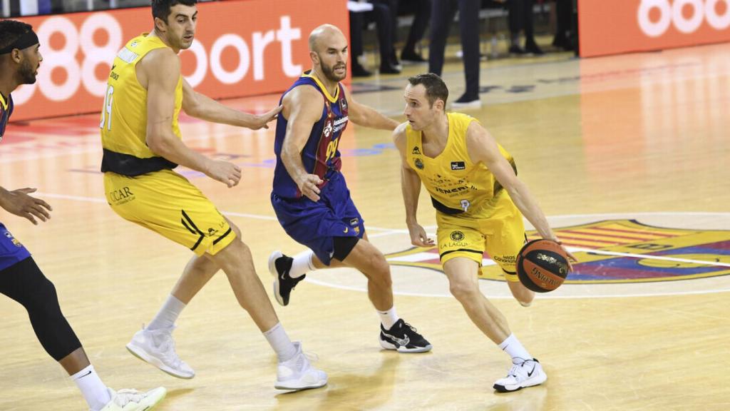 Calathes intenta defender la jugada de Marcelinho Huertas