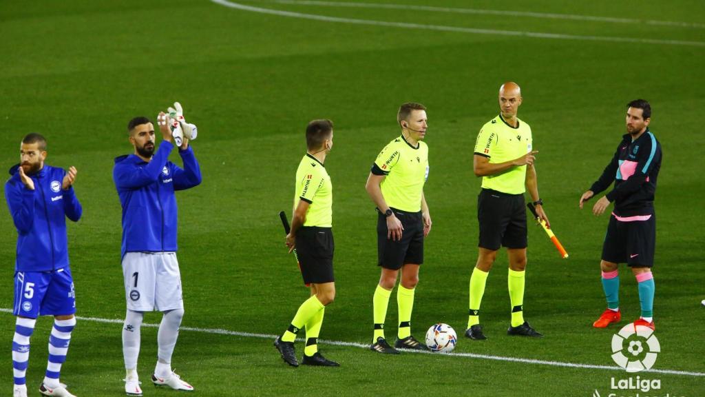 Messi en el saludo inicial junto a los árbitros