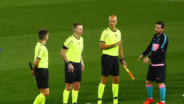 Messi en el saludo inicial junto a los árbitros