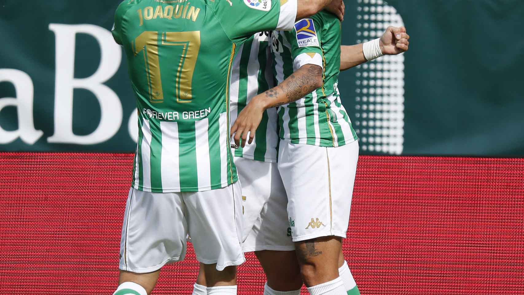 Los jugadores del Real Betis celebran uno de los goles de Cristian Tello ante el Elche