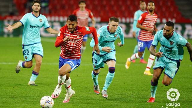 El Granada intenta atacar ante la defensa del Levante