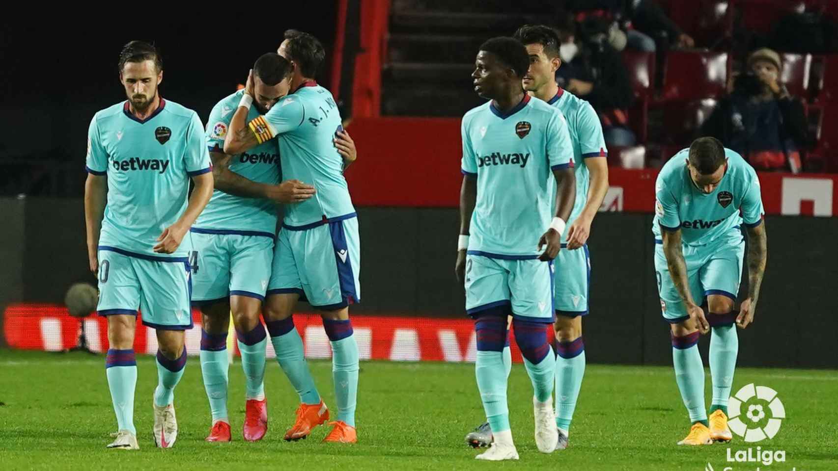 Los jugadores del Levante UD celebra el gol de Vezo