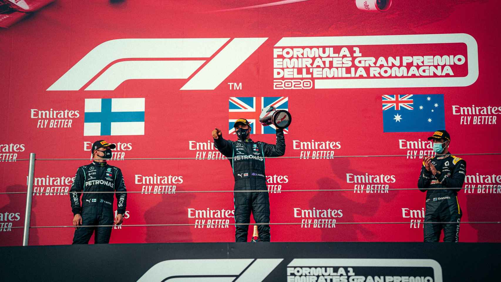 Hamilton celebra su victoria en el GP Emilia Romagna